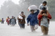 Habitantes de Beaumont Place, em Houston, fogem das cheias que assolaram o Texas e foram provocadas pelo Furacão Harvey.