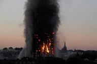 Edifício de apartamentos Grenfell Tower, em Londres, é consumido pelas chamas.