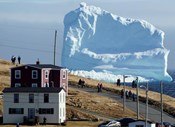 Habitantes de Ferryland Newfoundland, no Canadá, assistem à passagem do primeiro iceberg da época, conhecido por 'Iceberg Alley'.