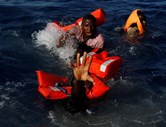 Operação de socorro a migrantes por parte da ONG Migrant Offshore Aid Station (MOAS), a 15 milhas da costa da Líbia.