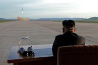 O líder norte-coreano Kim Jong Un assiste ao lançamento de um míssil, a 16 de Setembro. 