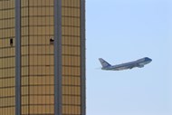 O Air Force One passa ao lado do prédio onde Stephen Paddock atirou sobre uma multidão, em Las Vegas, matando dezenas de pessoas. 