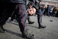 Polícias detêm um apoiante da oposição durante uma manifestação em Moscovo, na Rússia.
