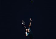 O suíço Stan Wawrinka serve durante o encontro de ténis da quarta ronda do Open da Austrália, contra o italiano Andreas Seppi.