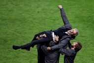O treinador do Manchester United, José Mourinho, celebra a conquista da Liga Europa frente ao Ajax. 