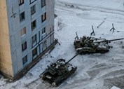 Tanques nas ruas da cidade industrial de Avdiyivka, na Ucrânia.