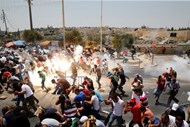 Militares israelitas atiram gás lacrimogénio contra palestinianos que rezavam numa rua da Cidade Velha de Jerusalém.