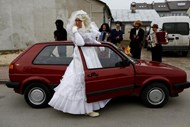 Na aldeia de Jedlinsk, na Polónia, decorre o último dia da época de carnaval denominada “Kusaki”, uma festa popular que reconstitui a “derrota da morte”, onde todos os papéis são desempenhados por homens.