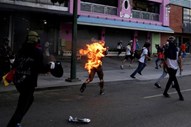 Homem em chamas depois de ter sido acusado de roubo durante uma manifestação em Caracas, na Venezuela, contra o presidente Nicolas Maduro.