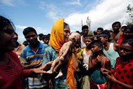 Hamida, uma refugiada Rohingya, chora a morte do seu filho com 40 dias, que foi vítima de um acidente com um barco em Teknaf, no Bangladesh.