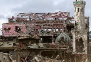 Uma mesquita e várias casas destruídas na cidade de Marawi, nas Filipinas.