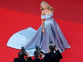 A modelo Elsa Hosk pousa para os fotógrafos na carpete vermelha do Festival de Cannes.
