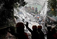 Homens procuram sobreviventes nos escombros de um edifício que colapsou após um terremoto na Cidade do México, no México.