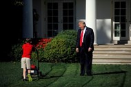 O presidente dos Estados Unidos dá as boas-vindas a Frank Giaccio. O rapaz de 11 anos escreveu uma carta a Donald Trump a oferecer os seus serviços para cortar a relva do jardim da Casa Branca.