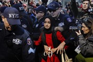 Polícias em Nova Iorque prendem uma mulher que participava na marcha “Dia sem mulheres” na cidade norte-americana, no Dia Internacional da Mulher.