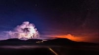 Uma explosão prolongada mostra lava a sair do Piton de la Fournaise, um dos vulcões mais activos do mundo, na Ilha da Reunião.
