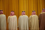 Membros da delegação saudita aguardam a chegada do presidente chinês Xi Jinping e do rei saudita Salman bin Abdulaziz Al-Saud, antes de uma cerimónia de boas-vindas no Grande Salão do Povo em Pequim, na China.