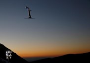 Salto do chinês Qi Guangpu durante um treino nos Campeonatos do Mundo Snowboard e Esqui Freestyle na Serra Nevada, em Espanha.
