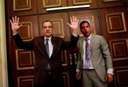 Luis Stefanelli, deputado da oposição, gesticula junto do seu colega Leonardo Regnault, depois de um grupo de apoiantes do governo ter interrompido uma sessão da Assembleia Nacional em Caracas, na Venezuela.