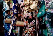 Mulheres japonesas, vestidas com kimonos, participam na cerimónia do “Coming of Age Day” (para celebrar todos os jovens que fazem 20 anos nesse ano) num parque de diversões em Tóquio. A cerimónia acontece na segunda segunda-feira de cada ano.