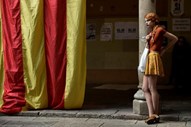 Uma estudante ao lado de uma enorme bandeira separatista catalã (Senyera), dentro do edifício histórico da Universidade de Barcelona no dia posterior ao referendo sobre a independência da Catalunha.