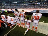 Alguns jogadores dos Cleveland Browns ajoelham-se em protesto durante o hino nacional, antes do jogo contra os Indianapolis Colts.