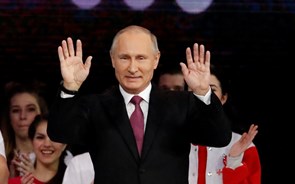 Putin recandidata-se a novo mandato em 2018