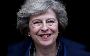 Theresa May avança com remodelação governamental mas mantém núcleo duro
