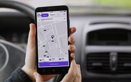 Condutores de Uber e Cabify precisam de menos de metade da formação dos taxistas