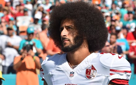 Nike recupera em bolsa e Kaepernick 'dá' 43 milhões em publicidade à marca