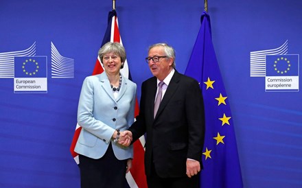 May e Juncker reúnem-se quinta-feira. Merkel admite alternativa ao backstop