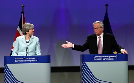 May pede adiamento do Brexit até 30 de junho. Bruxelas prefere prazo mais longo