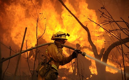 Incêndios na Califórnia obrigam à evacuação de Bel Air
