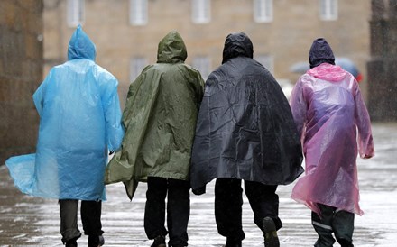 Dez distritos em aviso amarelo no domingo por previsão de chuva e trovoada