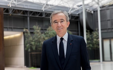 Luxo transforma Bernard Arnault no segundo homem mais rico do mundo. Bill Gates desce para terceiro