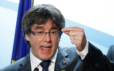 Depois de não ser detido, Puigdemont retira pedido de delegação de voto