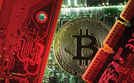 Bitcoin sobe mais de 7% e recupera de mínimo do ano