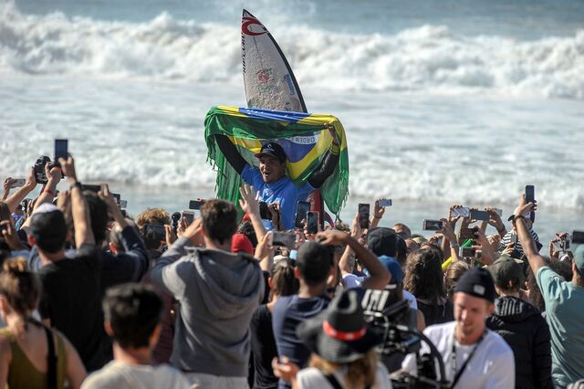 Campeão de surf ajuda a melhorar imagem da Oi  