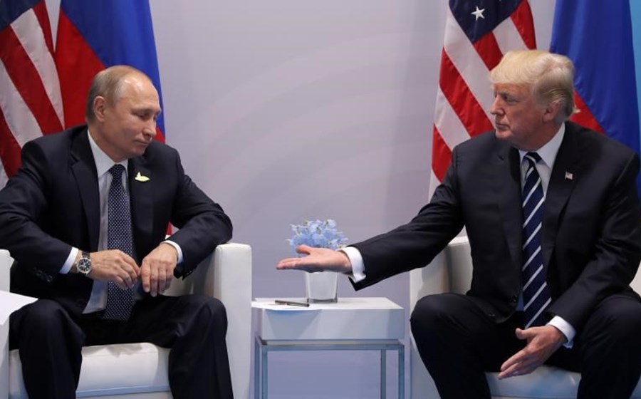 Aperto de mão entre Vladimir Putin e Donald trump, durante um encontro à margem da reunião do G20 em Hamburgo, na Alemanha.