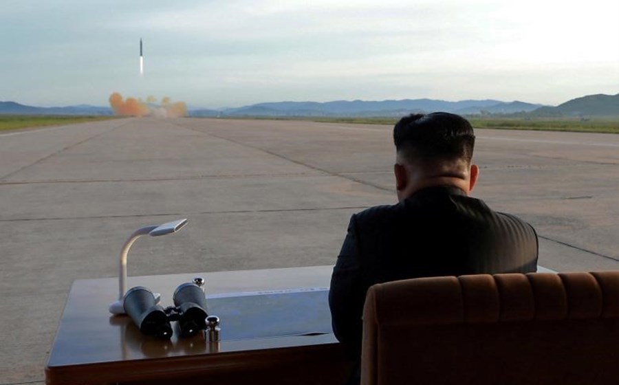 O líder norte-coreano Kim Jong Un assiste ao lançamento de um míssil, a 16 de Setembro. 