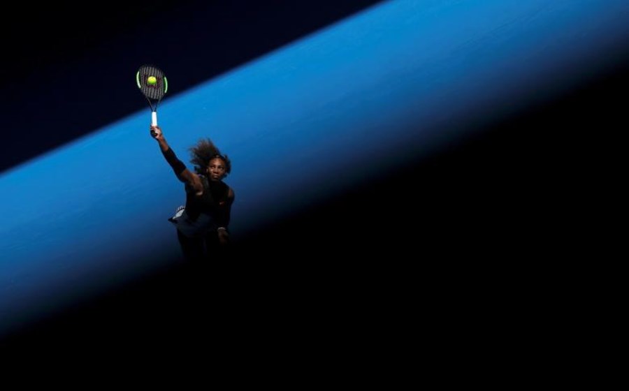 A norte-americana Serena Williams serve durante um encontro de ténis  da terceira ronda do Open da Austrália, contra a compatriota Nicole Gibbs.
