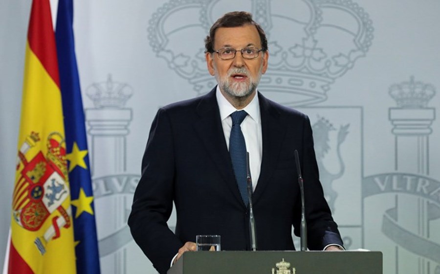 Concluído o conselho de ministros extraordinário, Rajoy anuncia que, em resposta à DUI, vai pedir ao Senado, ao abrigo do artigo 155 da Constituição, a destituição de todo o governo da Catalunha e o agendamento de eleições autonómicas antecipadas.