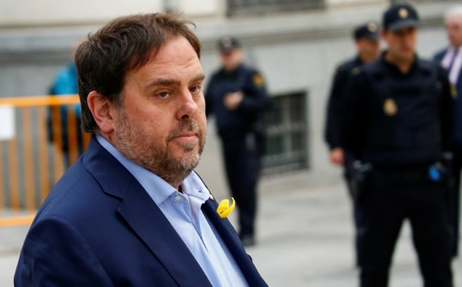 O vice-presidente destituído do governo catalão é detido, com outros sete ex-ministros. Tanto os ex-governantes que ficaram em Espanha como os que foram para a Bélgica, são acusados dos crimes de rebelião, sedição e desvio de fundos públicos.