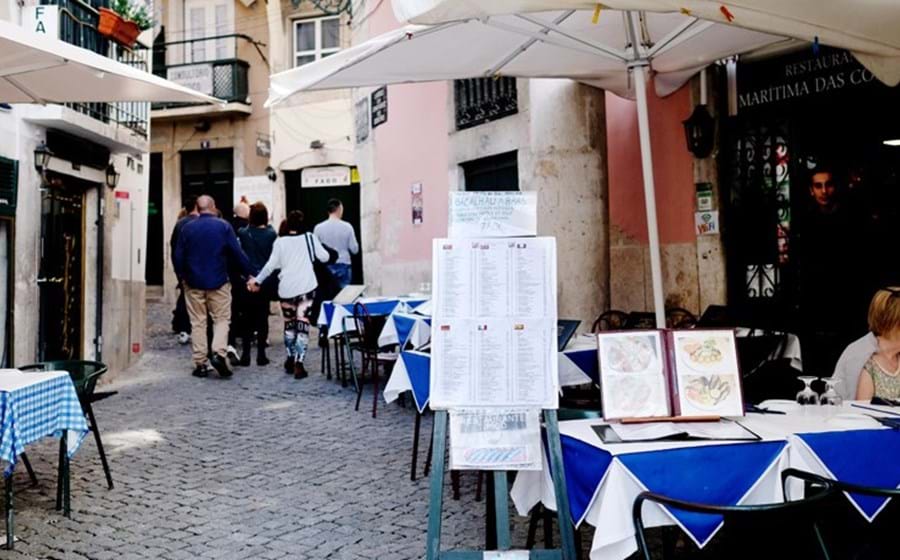 O turismo renova recordes, com o efeito da procura a começar a ter impacto no quotidiano dos locais, sobretudo em Lisboa. A pressão no imobiliário levou a um novo debate sobre limites ao alojamento local. As decisões judiciais (contrárias) têm-se sucedido, mas esperam-se ainda novas regras.