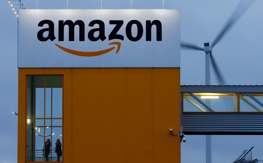 A gigante do comércio electrónico comprou uma gigante de retalho físico por 13,7 mil milhões de dólares. Uma operação vista como parte da estratégia da Amazon de provocar mudanças no sector do retalho norte-americano, onde a empresa de Jeff Bezos tem aumentado a sua presença.