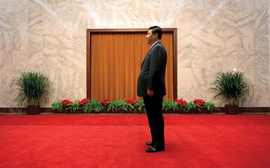 Os alicerces da liderança global demoraram décadas a serem erguidos, mas a chegada de Donald Trump à Casa Branca estendeu a passadeira (verdadeiramente) vermelha à China. Pequim tem caminhado - lenta mas assertivamente - para a posição de maior potência mundial, e a encabeçar a comitiva está Xi Jinping, o líder chinês mais poderoso desde Mao Tsé-Tung. 