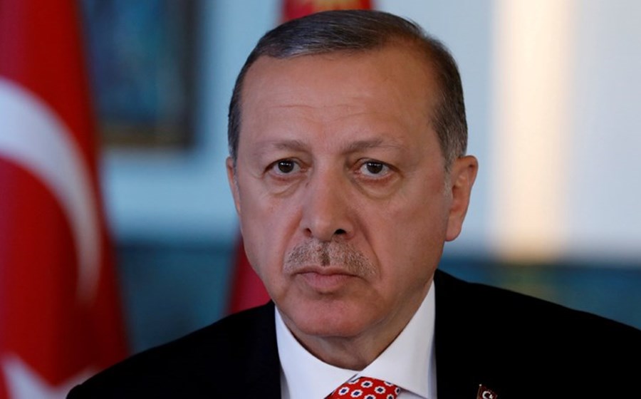O presidente turco reforçou os seus poderes após o referendo que permitiu avançar com a reforma na Constituição da Turquia. A chamada 'purga' continuou, após a tentativa de golpe de Estado de 2016.