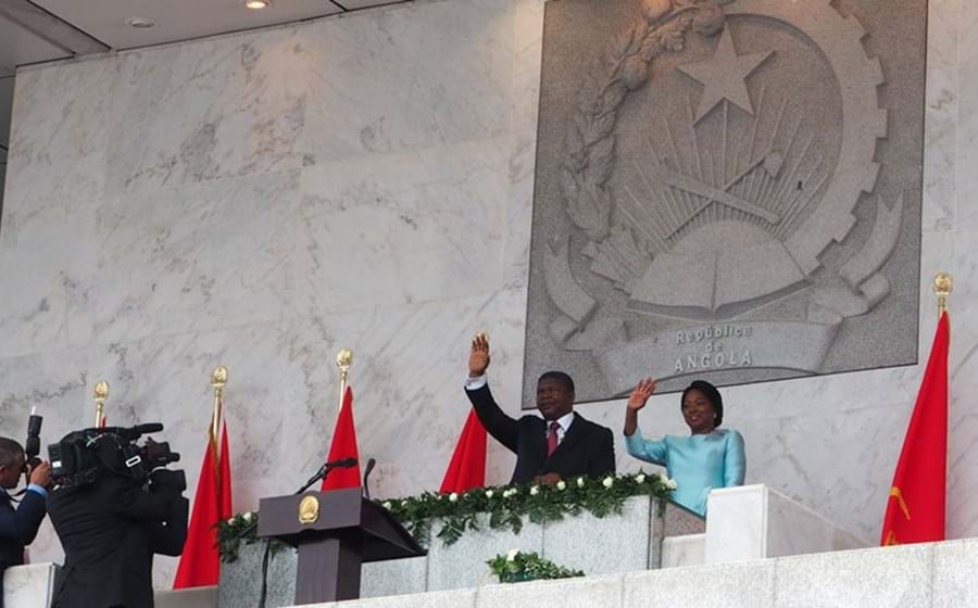 As eleições de 23 de Agosto em Angola decorreram com a normalidade esperada. João Lourenço, cabeça-de-lista do MPLA e candidato à sucessão de José Eduardo dos Santos, foi o mais votado e garantiu a entrada no Palácio da Cidade Alta, residência oficial do chefe de Estado angolano. O acto eleitoral ficou marcado por um facto que ficará para a história. Eduardo dos Santos disse adeus à presidência, fechando um longo ciclo de 38 anos e abrindo a porta a uma transição que prometia ser tranquila. O espanto veio logo depois. Quando muitos pensavam que o novo líder seria uma marioneta e José Eduardo dos Santos continuaria a mexer os cordelinhos do poder angolano, João Lourenço surpreendeu com uma autêntica razia de titulares de cargos públicos afectos ao antigo presidente. A começar pelo governador do Banco Nacional de Angola, Valter Filipe, e terminando na mediática Isabel dos Santos.