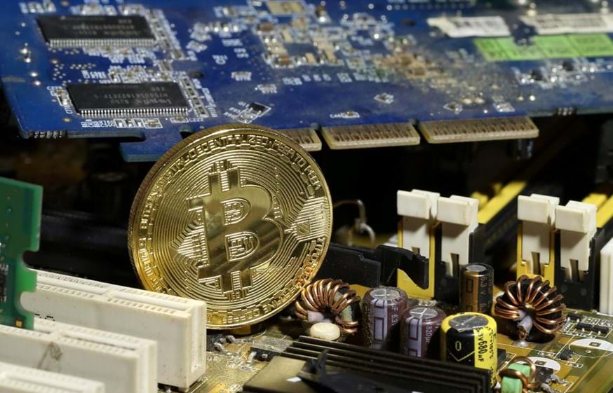 A bitcoin vai atingir um máximo histórico de 60.000 dólares em 2018, com uma capitalização de mercado acima de um bilião de dólares, uma vez que o surgimento do contrato de futuros para esta criptomoeda levou a uma onda de envolvimento por parte de investidores e fundos que se sentem mais confortáveis a negociar futuros do que a endossar fundos a bolsas de criptomoedas. No entanto, o fenómeno bitcoin irá “ficar sem tapete” conforme a Rússia e a China forem travando, e até mesmo proibindo, as moedas virtuais. Após o espectacular pico em 2018, a bitcoin irá colapsar e assomar-se a 2019 perto do seu “custo de produção” de 1.000 dólares.