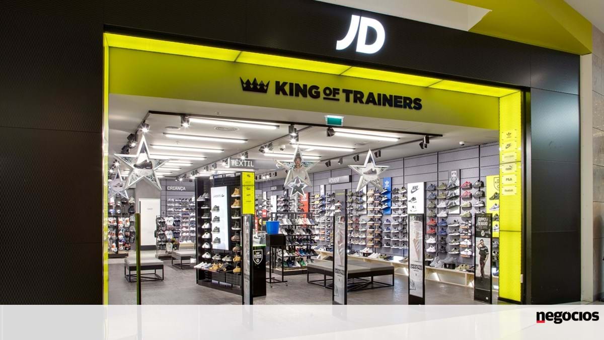 JD Sports abre lojas em Portugal enquanto espera pela fusão com a Sport  Zone - Empresas - Jornal de Negócios
